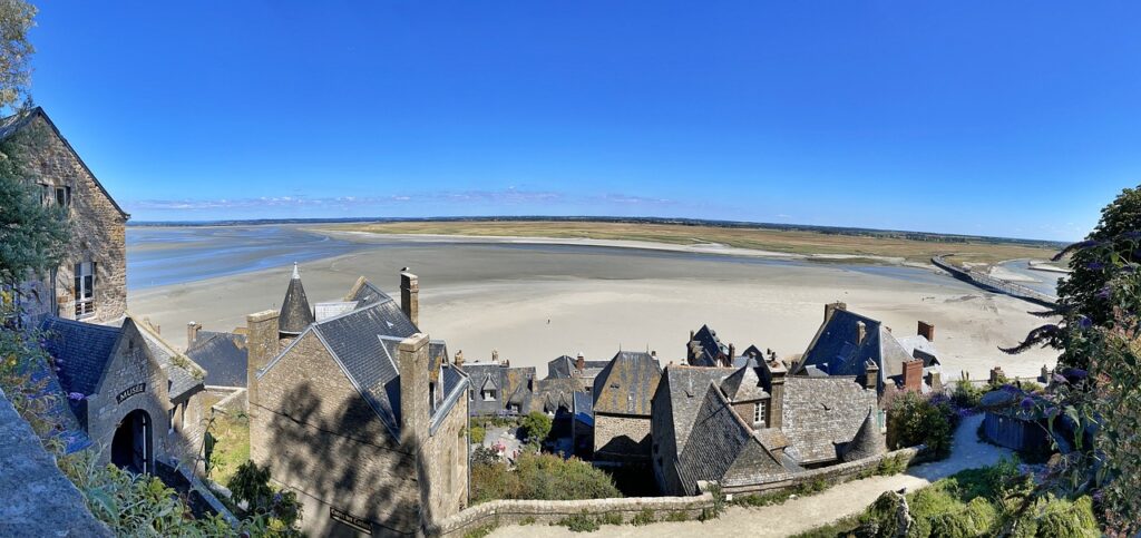 mont saint michel, lodge, city-7380342.jpg